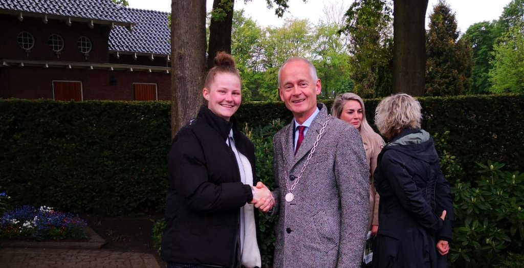 Esmee van het Jongerenpanel Huizen en burgemeester Niek Meijer bij dodenherdenking