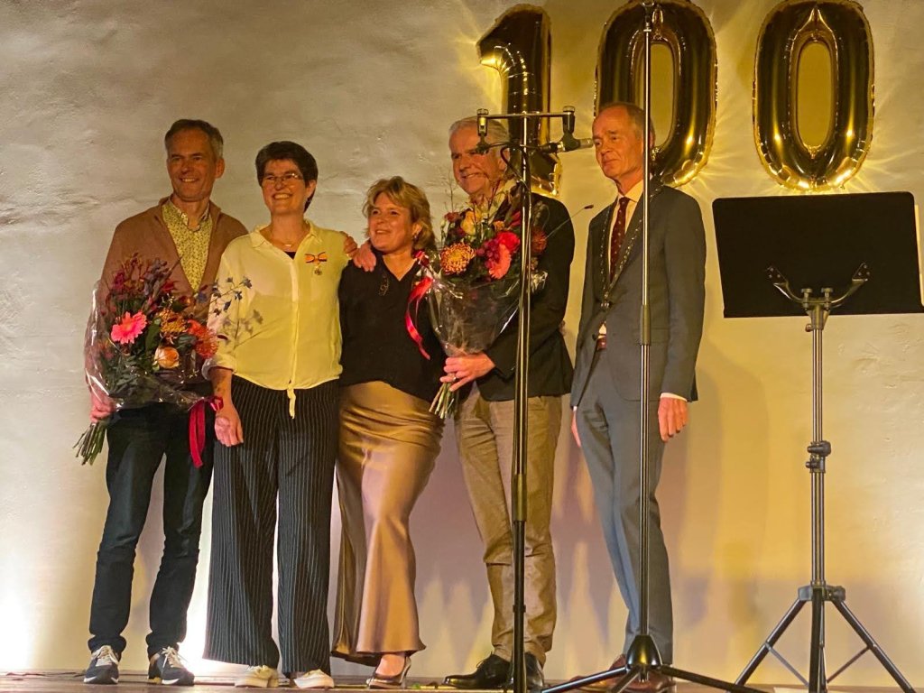 Burgemeester NIek Meijer (uiterst rechts) met de gedecoreerden Isabella Westland (tweede van links) en Antonette de Vries.