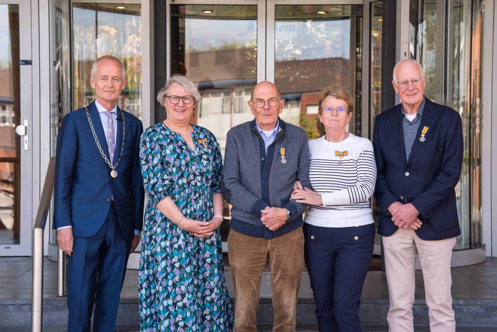 Burgemeester Niek Meijer samen met gedecoreerden: Marianne Verhage-van Kooten, Wim Visser, Cilia Schaap-van Veen, Fred Sanders.