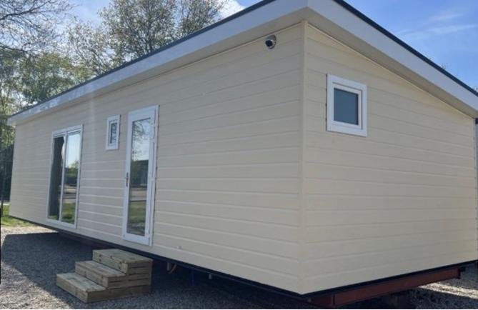 Een verdieping woning van ongeveer 12,3 meter lang bij 4,4 meter breed.