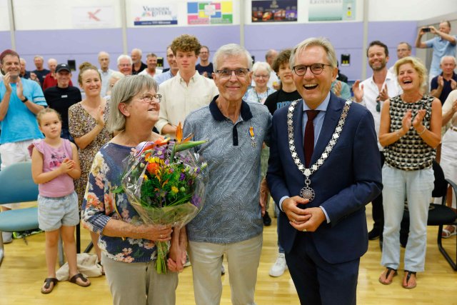 Op deze foto staat een blij en trots ogende Wim Oud, samen met onder andere de burgemeester van Hilversum.