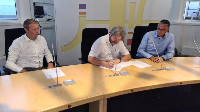 Gerrold Steenbergen (Reimert infrastructuur), Adriaan Versluis (gemeente Huizen) en Adelbert de Vreese (Dura Vermeer) ondertekenen contract samenwerking infrastructuur.