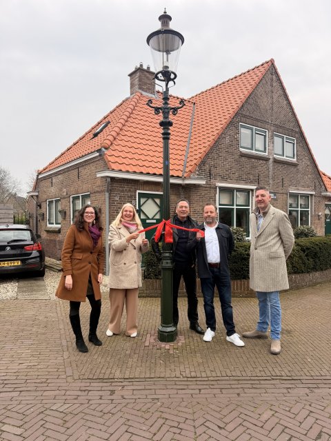 Oplevering van antieke lantaarnpalen in Huizen, met van links naar rechts: Nathalie van der Kar (fabrikant Mikana), wethouder Karin van Werven, Roy Beer Salezius  en Arjen van Tol (aannemer Van Gelder) en assetmanager Thomas Wittekamp.