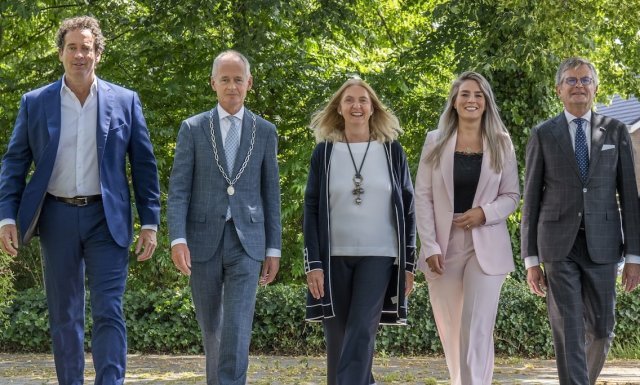 De burgemeester, samen met 4 wethouders