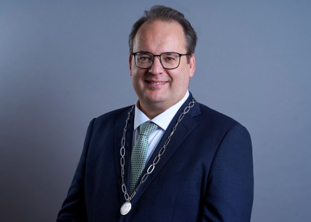 Profielfoto van burgemeester Serge Ferraro met ambtsketen