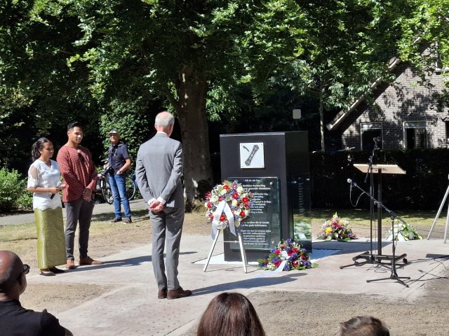 Burgemeester Niek Meijer bij het Moluks gedenkteken in Huizen