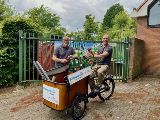 Ronald Smout en Eddy Stecher van de Fixbrigade, dat in Huizen huishoudens met een kleine portemonnee ondersteunt bij het besparen van energie.
