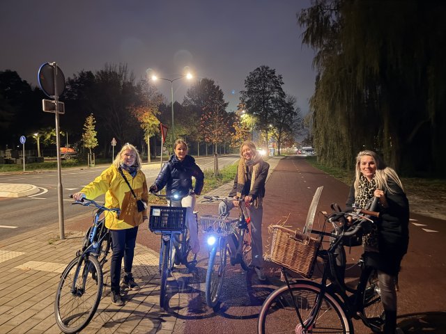 Nachtelijk fietsrondje met twee jonge Huizers, die hebben ingesproken tijdens een commissievergadering, twee wethouders en de gemeentelijke assetmanager.