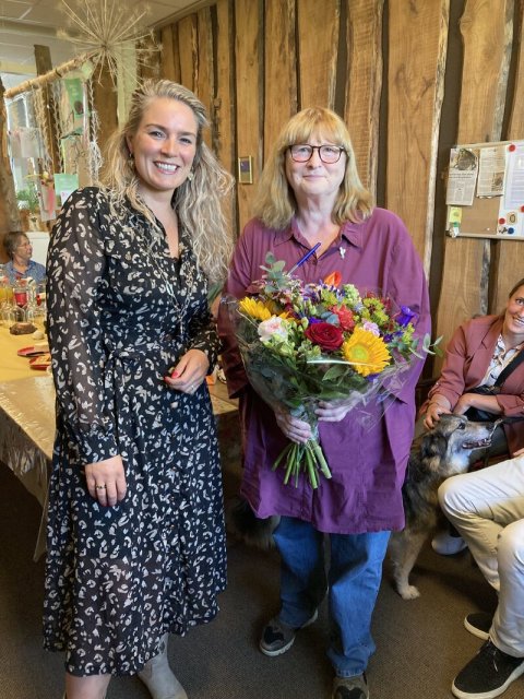 Wethouder Fleur van der Kleij heeft een Huizer Insigne uitgereikt aan Joke Vlaanderen