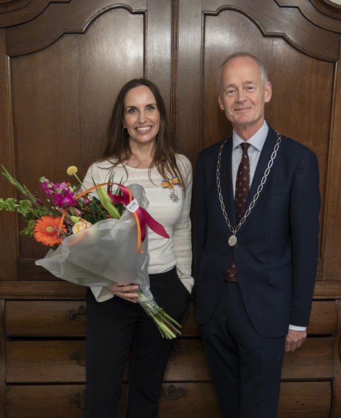 Decorandus Arabella Burgers poseert blij kijkend, samen met burgemeester Niek Meijer.