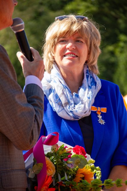 Fran Kleijn krijgt een Koninklijke onderscheiding van burgemeester Niek Meijer.