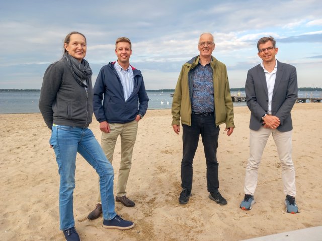 Leden van de rekenkamer: Frederique de Graaf, Klaas Overbeek, ambtelijk secretaris Marien Abspoel en voorzitter Matthijs van den Berg.