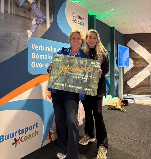 Manon Morelissen, Buurtsportcoach van het jaar, met wethouder Fleur van der Kleij.