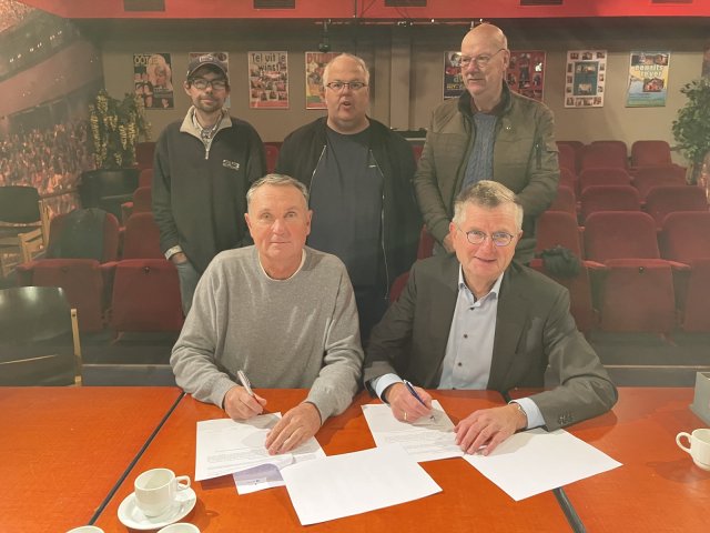 Ondertekening verduurzaming Bakboord door wethouder Bert Rebel met huurders Bakboord