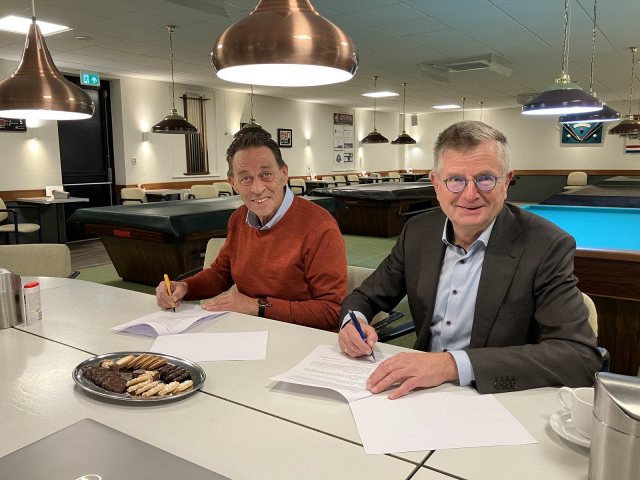 Ondertekening verduurzaming De Baat door Frans Elbers van biljartvereniging De Bun en  wethouder Bert Rebel