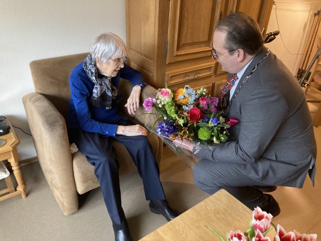 Burgemeester Serge Ferraro bezoekt Mevrouw Arts-Scheerens, de oudste inwoner van Huizen.