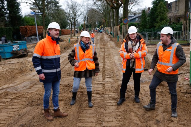 Wethouder Karin van Werven bezoekt het rioolrenovatieproject in de gemeente Huizen