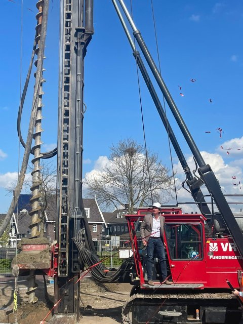 Wethouder Roland Boom gaf het feestelijke startsein voor de bouw van de Oude Haven fase 3 in Huizen.