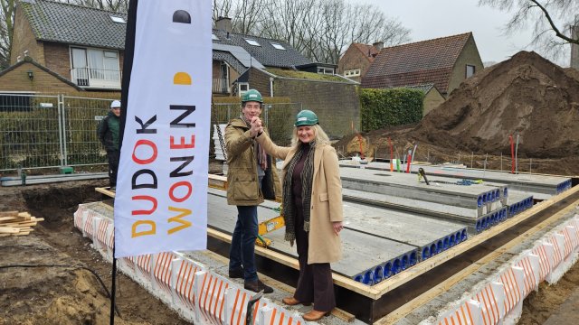 Wethouder Roland Boom en Jacqueline van Ham, directeur bestuurder van Dudok Wonen, gaven dinsdag aan de Trompstraat het officiële startsein voor de bouw van de Iephof in Huizen.