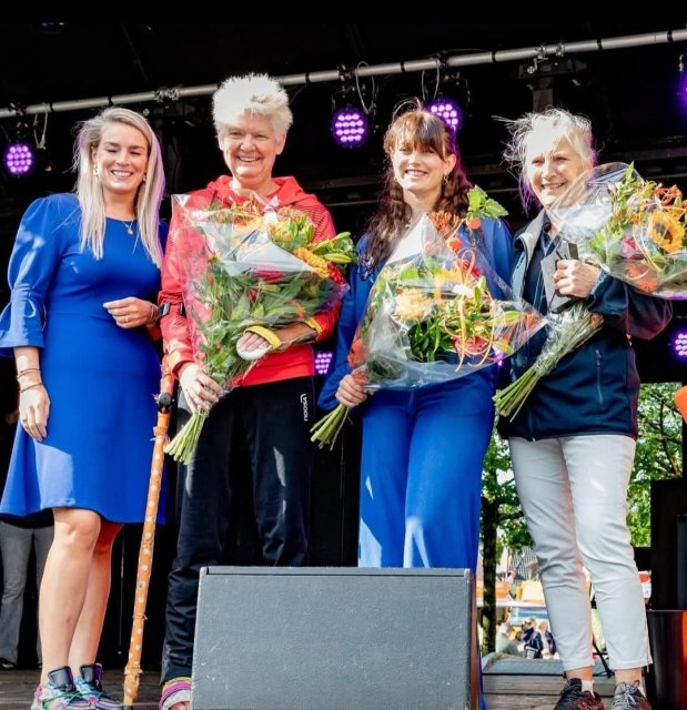 Wethouder Fleur van der Kleij, parasporter van het jaar Djoke van Marum, sporter van het jaar Kris Anne Mulder en sportpersoonlijkheid van het Jaar Erica de Vries tijdens de uitreiking van de Sportprijzen 2025.
