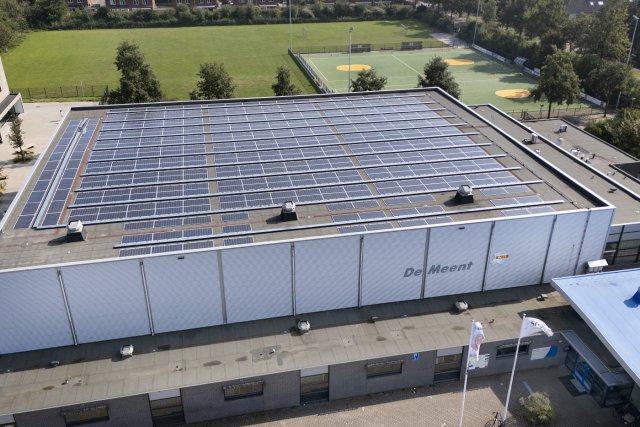 Zonnepanelen op het dak van SRO De Meent