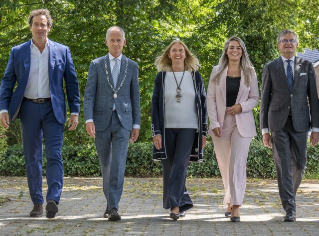 Een groepsfoto van de burgemeester en de 4 wethouders.