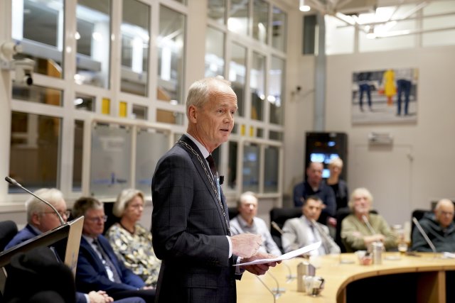 Burgemeester Niek Meijer houdt zijn nieuwjaarstoespraak in de raadzaal van de gemeente Huizen