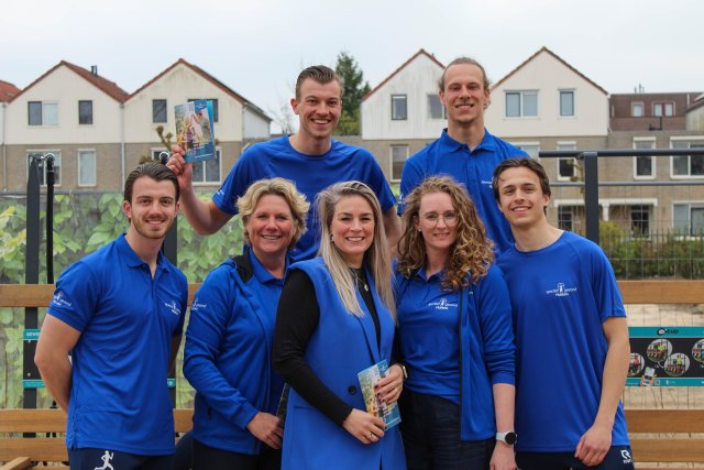 Wethouder Fleur van der Kleij met het team van buurtsportcoaches.