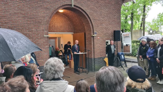 Tijdens Dodenherdenking 2024 houdt burgemeester Niek Meijer van gemeente Huizen een toespraak