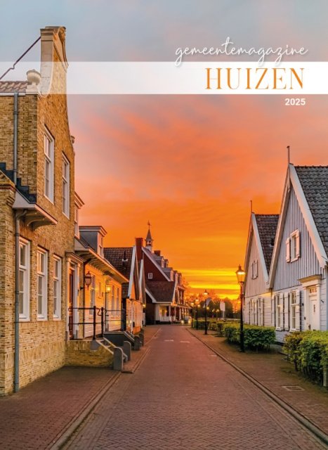 Voorkant van gemeentemagazine 2025, met een foto van een straat in Huizen met een oranje gekleurde lucht (zonsondergang)
