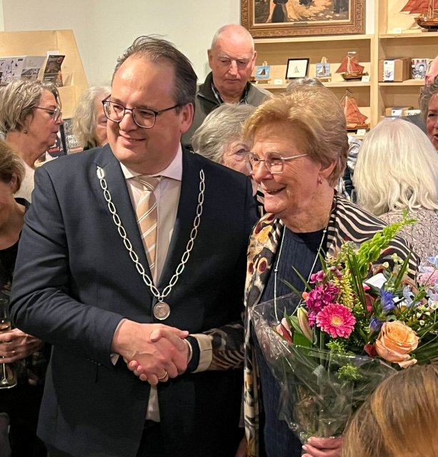 Burgemeester Serge Ferraro schudt de hand van mevrouw Kruijmer