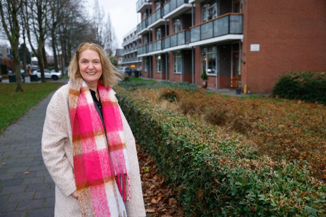 Wethouder Karin van Werven in de wijk Stad en Lande in Huizen