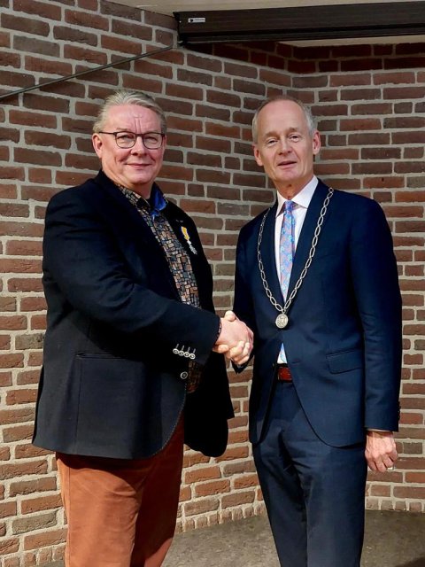 Jan Pieter Wiesenekker krijgt een koninklijke onderscheiding van burgemeester Niek Meijer