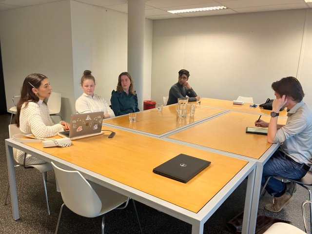 Leden van het jongerenpanel in gesprek met de bibliotheek