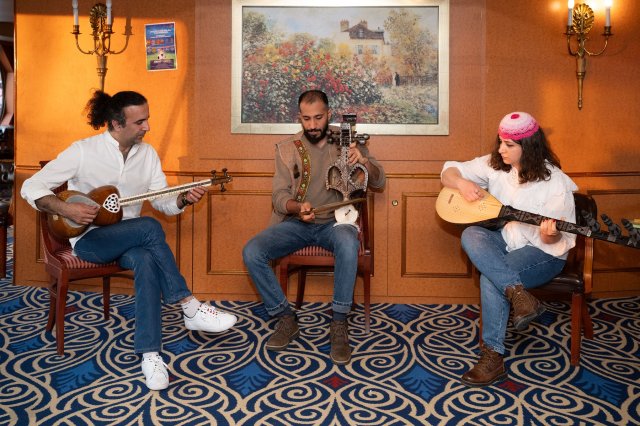 Muzikanten spelen bij afscheidsbijeenkomst voor vluchtelingen en vrijwilligers