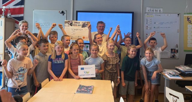 Wethouder Bert Rebel met groep 6A van basisschool De Springplank bij de prijsuitreiking van de Textiel Race 2025