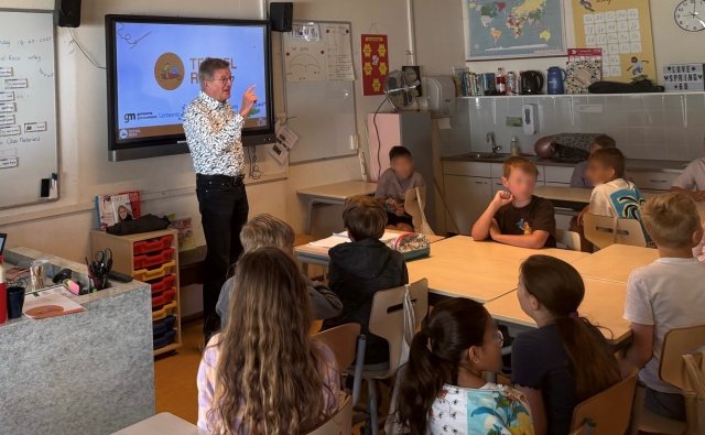 Wethouder Bert Rebel op basisschool De Springplank, waar groep 6 aan de slag ging met de speciale gastles over hergebruik, reparatie en recycling van textiel