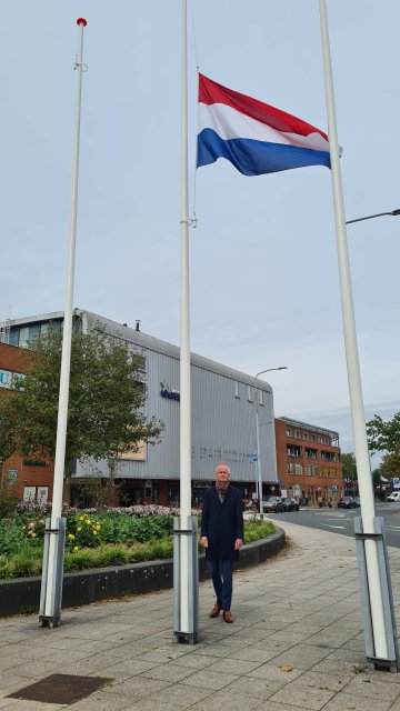 Burgemeester Niek Meijer hijst de Nederlandse vlag.