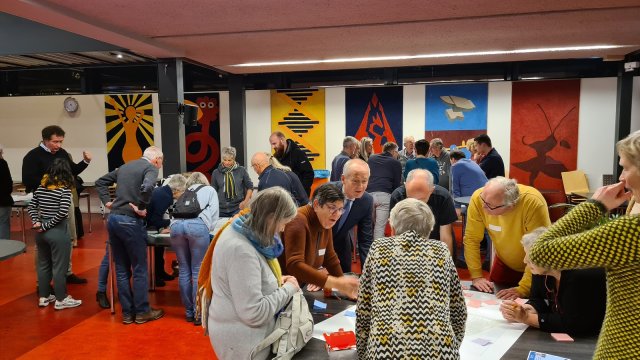 Inwoners van de wijk Bovenmaten gingen tijdens de wijkavond met het college van burgemeester en wethouders.