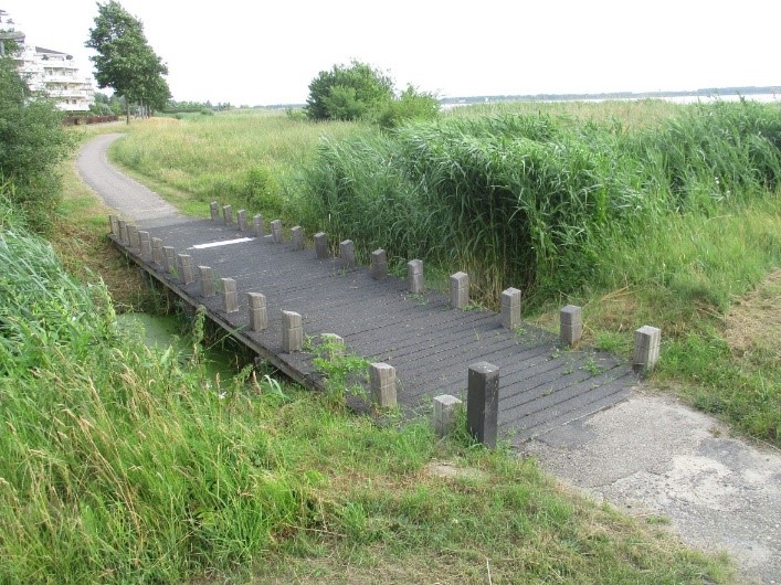 De voetgangersbrug aan de Labradorstroom