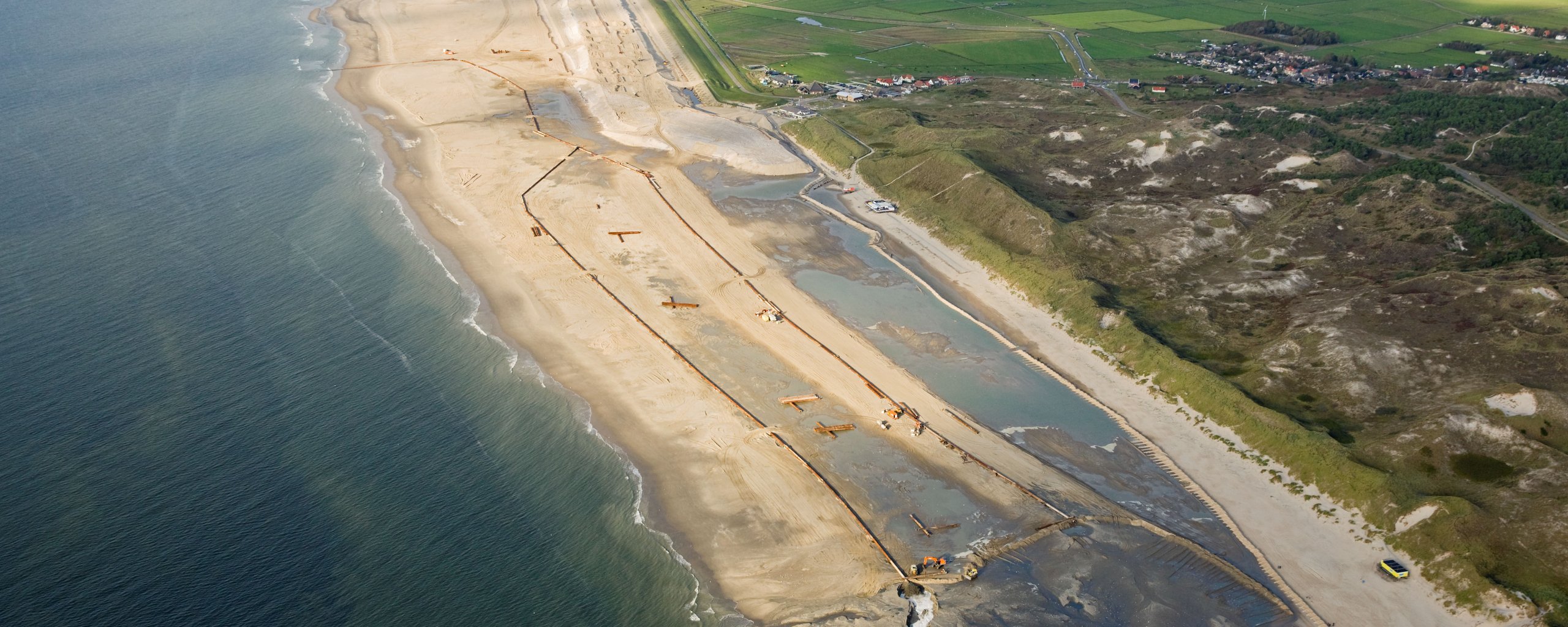 Luchtfoto van strook Noordzeekust Nederland