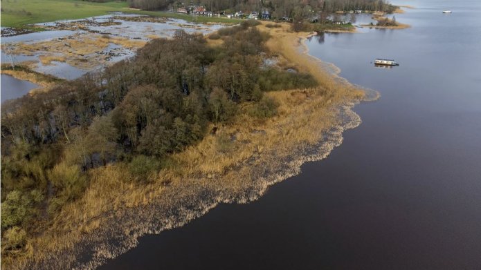 Wateroverlast door ondergelopen landerijen aan het Zuidlaardermeer, in Drenthe.