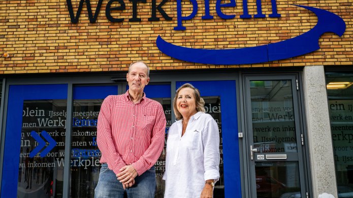 Ernst en Wanda staan voor de ingang van het Werkplein IJsselgemeenten