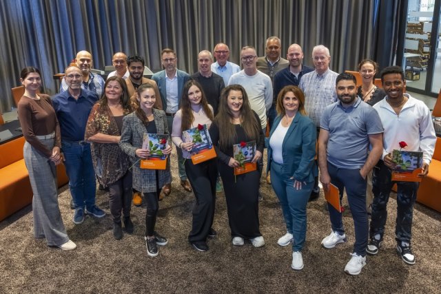 Geslaagden en trainers van de ondernemersschool. Alona staat helemaal rechts. 