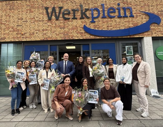 Minister Thierry Aartsen met geslaagden van traject OpGroeiPad