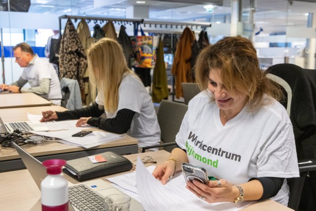 Accountmanagers van het Werkcentrum tijdens de belactie