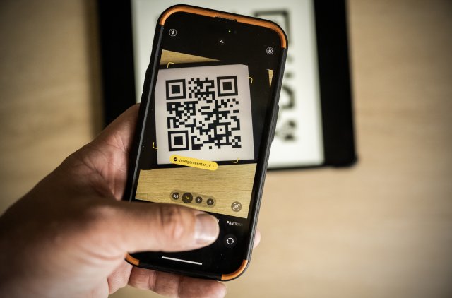 Iemand scant met de telefoon een QR-code