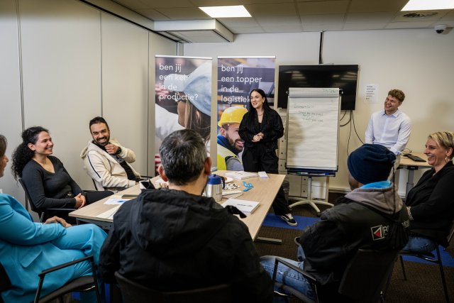 Deelnemers in gesprek met een werkgever tijdens de speedmeet
