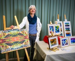 Leontien tussen haar schilderijen