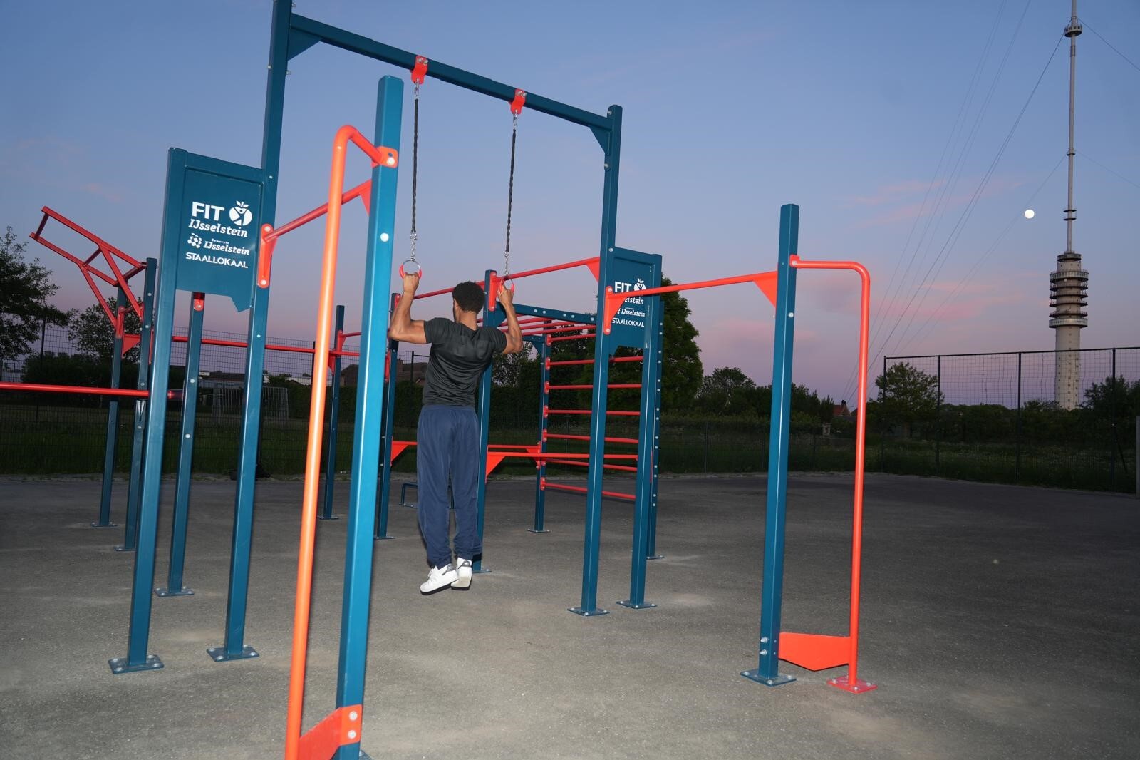 Een man sport in het Calisthenicspark